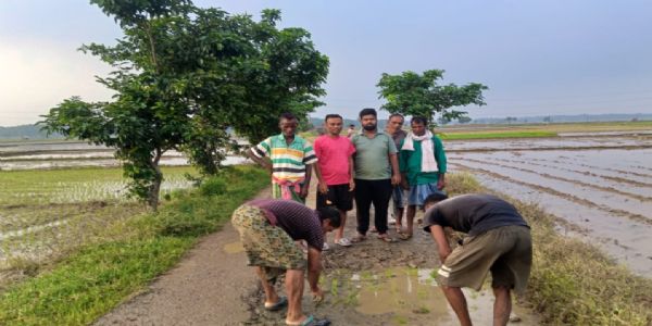 बदहाल सड़क पर ग्रामीणों ने धनरोपनी कर जताया विरोध