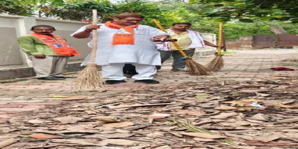 वार्ड प्रवास कार्यक्रम में विधायक डॉ. नीलकंठ ने झाड़ू लगाकर दिया स्वच्छता का संदेश
