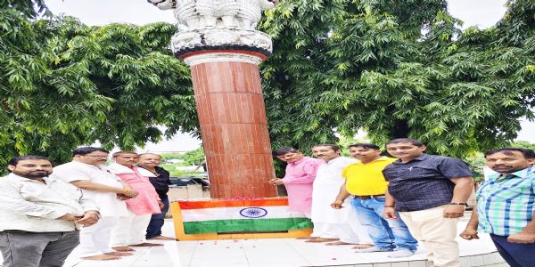 भाजपा किसान मोर्चा ने देवरिया में पैना गांव के क्रांतिकारियों को किया नमन