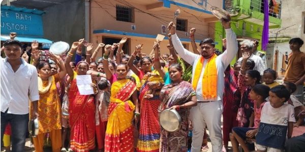 घर बचाने की लड़ाई में सड़क पर उतरे बस्तीवासी, पुनर्वास के लिए किया प्रदर्शन