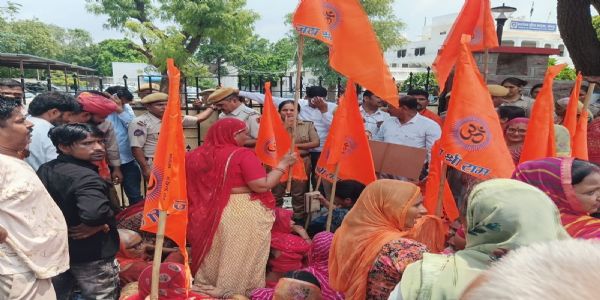 लव जिहाद के आरोप को लेकर कमिश्नरेट के बाहर प्रदर्शन