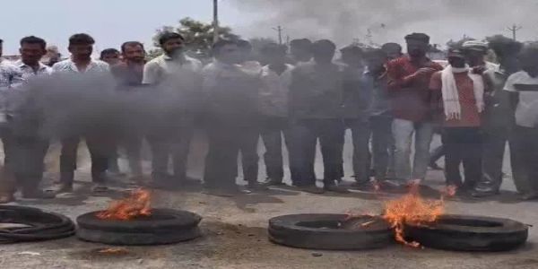 बाईपास की मांग पर फूटा ग्रामीणों का गुस्सा, सड़क जाम कर जलाए टायर; छह घंटे यातायात ठप