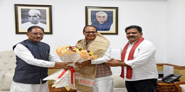 शिवराज सिंह से मिले विष्णुदेव साय, बस्तर के विकास को नई रफ्तार देने की तैयारी