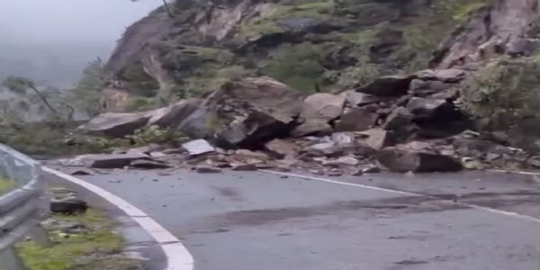 हिमाचल में भारी बारिश, एनएच-05 पर भूस्खलन, 130 सड़कें बंद, 6 अगस्त तक अलर्ट