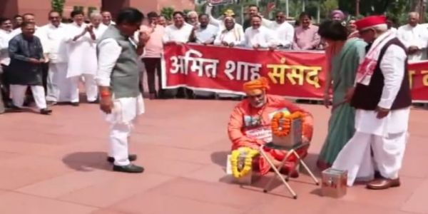 प्रदर्शन के दौरान संसद परिसर में पुजारी बने पप्पु यादव