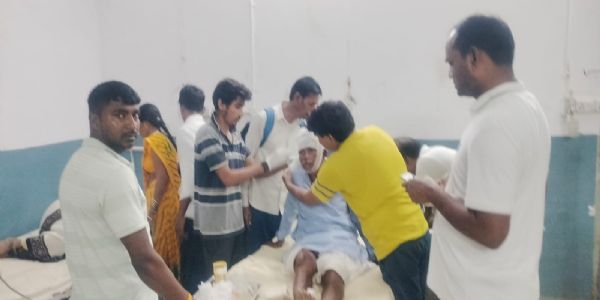 लखनऊ-वाराणसी हाइवे पर टूरिस्ट क्रूजर खंभे से टकराई, 12 घायल