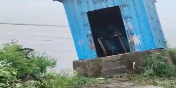 किशनपुर के पचगछिया में सरकारी जलमीनार नदी में समाई, 15 घर कटाव की भेंट