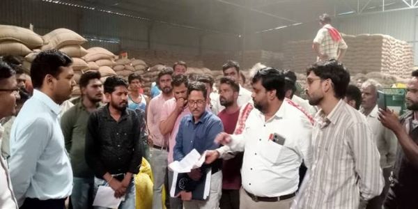 रायसेनः कलेक्टर विश्वकर्मा ने मूंग उपार्जन केन्द्र का किया निरीक्षण