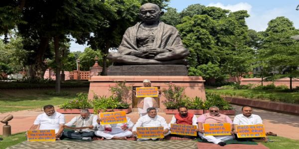 झारखंड की भर्ती परीक्षाओं में कथित अनियमितताओं के विरोध में भाजपा सांसदों का संसद परिसर में मौन उपवास