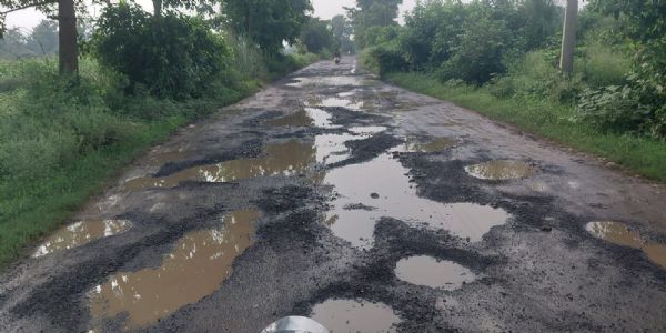 कहलगांव-नंदलापुर-बाराहाट ग्रामीण सड़क जर्जर, जनप्रतिनिधि उदासीन