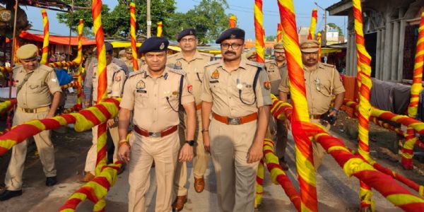 डीआईजी ने दुग्धेश्वरनाथ मंदिर का किया निरीक्षण, कांवड़ यात्रा की सुरक्षा तैयारियों का लिया जायजा