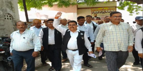 सदर तहसील में अधिवक्ताओं का प्रदर्शन, अनियमितताओं के विरोध में एसडीएम को सौंपा ज्ञापन