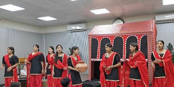एक लड़की की कहानी नाटक और राजस्थान की धागे वाली कठपुतली ने छोड़ी छाप