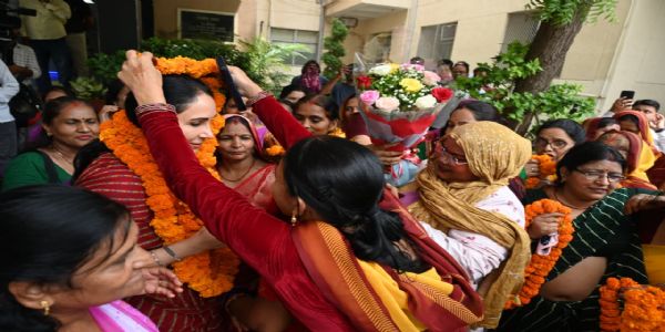 आंगनबाड़ी कार्यकर्ताओं ने उपमुख्यमंत्री दीया कुमारी का किया स्वागत