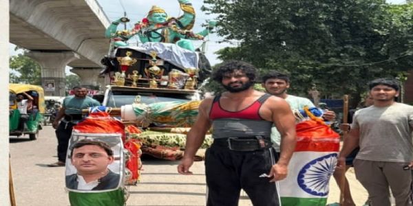 अखिलेश यादव के मुख्यमंत्री बनने की कामना को लेकर 201 लीटर गंगाजल की कावड़ लेकर चला पहलवान बॉबी यादव