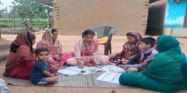 बलरामपुर : उल्लास केंद्रों में पढ़ना-लिखना सीख रहे असाक्षर