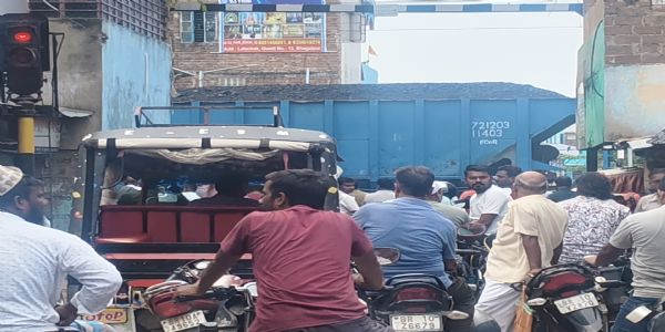 भोलानाथ पुल निर्माण ने बढ़ाई आफत, भीखनपुर 12 गुमटी फाटक पर घंटों लगता है जाम
