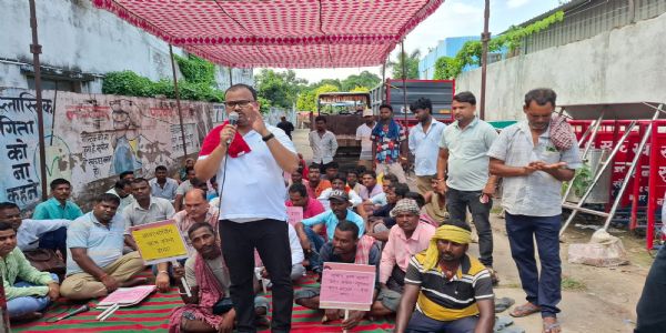 सुपौल में नगर निकाय कर्मियों की हड़ताल दूसरे दिन भी जारी, शहर की साफ सफाई ठप