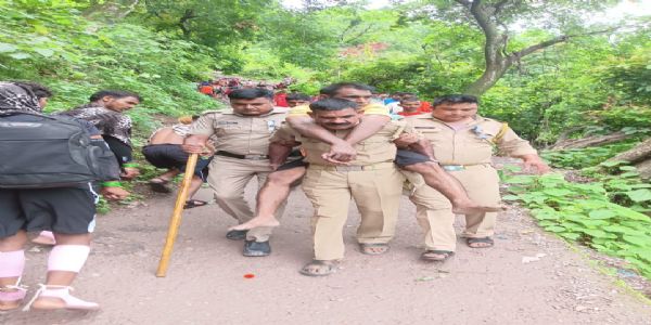 नीलकंठ यात्रा मार्ग पर पुलिस बनी श्रद्धालु की सहारा, पांच किलोमीटर पैदल ले जाकर बचाई जान