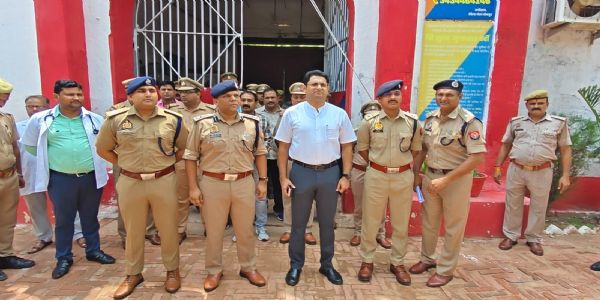 जिलाधिकारी-एसपी ने जिला कारागार का किया औचक निरीक्षण, बंदियों से संवाद कर परखीं व्यवस्थाएं
