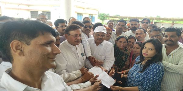मैहरः किसानों की समस्याओं पर कांग्रेस का प्रदर्शन, एसडीएम को सौंपा ज्ञापन