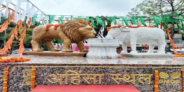 गुरुग्राम: एक साथ पानी पीते शेर-गाय के प्रतीक से अहिंसा स्थल देगा जीओ और जीने दो का संदेश