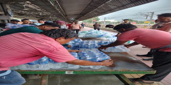 खड़गपुर मंडल ने गीतांजलि सुपरफास्ट एक्सप्रेस से 80 कार्टन अनधिकृत पैकेज्ड पेयजल जब्त
