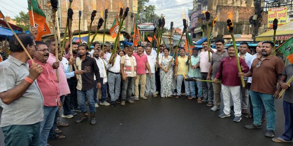 जेएसएससी और जेपीएससी पेपर लीक के विरोध में भाजपा ने निकाला मशाल जुलूस 