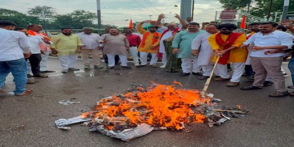 भगवान श्रीराम के कथित अपमान के विरोध में भाजपा कार्यकर्ताओं ने फूंका सांसद पप्पू यादव का पुतला