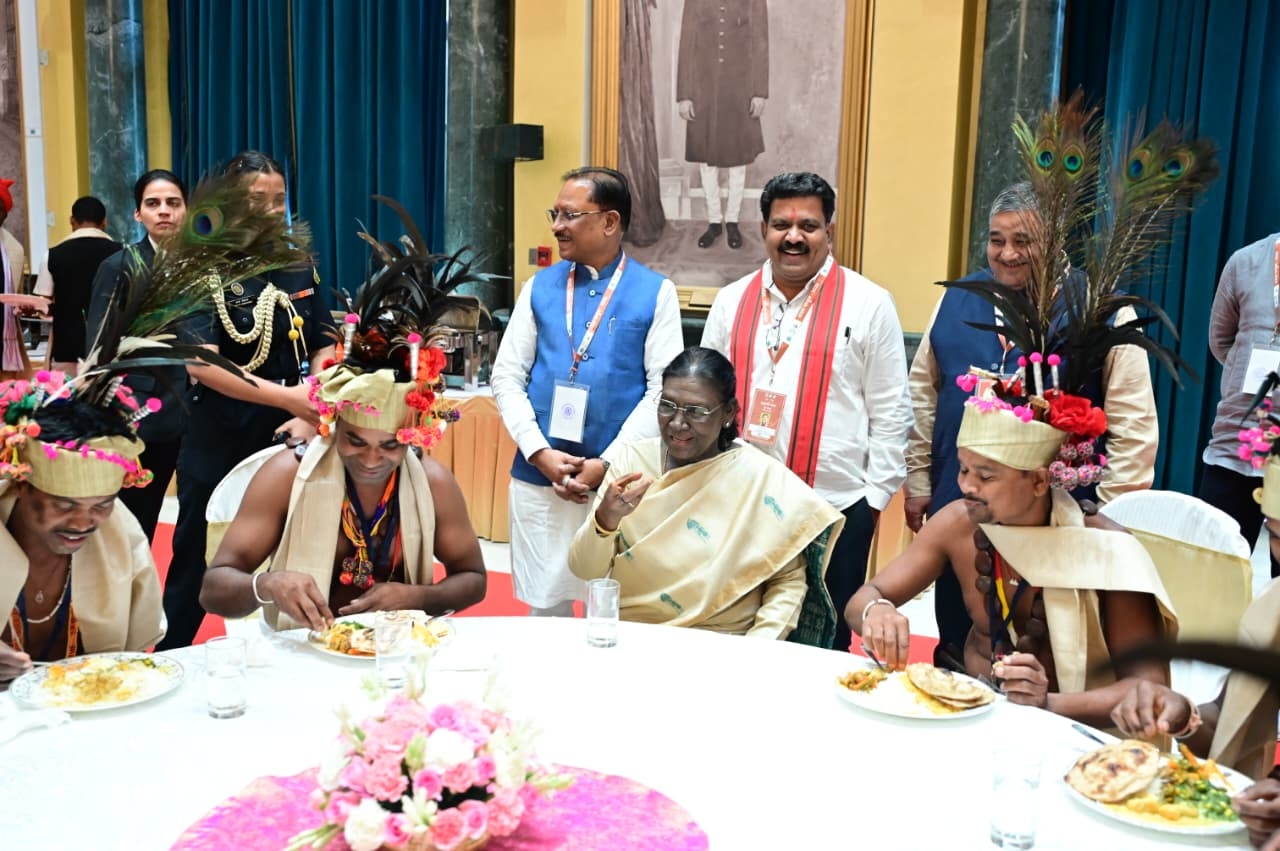 राष्ट्रपति भवन में राष्ट्रपति श्रीमती द्रौपदी मुर्मु के साथ बस्तर का जनजातीय प्रतिनिधिमंडल राष्ट्रपति भवन में राष्ट्रपति श्रीमती द्रौपदी मुर्मु के साथ बस्तर का जनजातीय प्रतिनिधिमंडल
