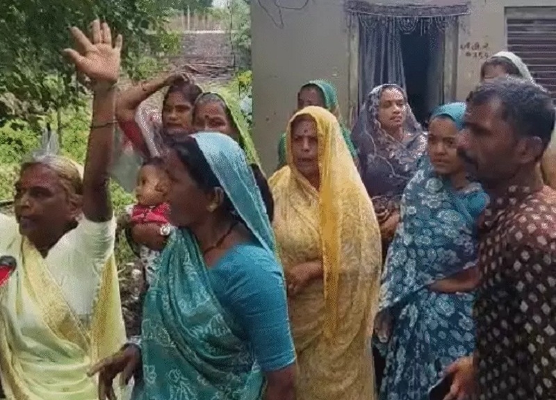 भोजशाला के पीछे वाली जमीन पर नमाज का विरोध करते हुए स्थानीय लोग भोजशाला के पीछे वाली जमीन पर नमाज का विरोध करते हुए स्थानीय लोग