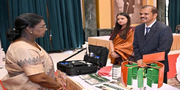 राष्ट्रपति द्रौपदी मुर्मु शुक्रवार को राष्ट्रपति भवन सांस्कृतिक केंद्र में नवाचार प्रदर्शनी का अवलोकन करने के दौरान नवाचारकर्ताओं से बातचीत करते हुए। राष्ट्रपति द्रौपदी मुर्मु शुक्रवार को राष्ट्रपति भवन सांस्कृतिक केंद्र में नवाचार प्रदर्शनी का अवलोकन करने के दौरान नवाचारकर्ताओं से बातचीत करते हुए।