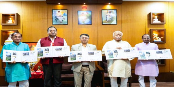 डॉ. हेडगेवार के ऐतिहासिक निवास पर विशेष डाक आवरण का लोकार्पण करते हुए सरसंघचालक तथा डाक विभाग के अधिकारी डॉ. हेडगेवार के ऐतिहासिक निवास पर विशेष डाक आवरण का लोकार्पण करते हुए सरसंघचालक तथा डाक विभाग के अधिकारी