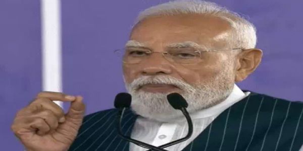 प्रधानमंत्री नरेंद्र मोदी गुजरात के साणंद में सेमीकंडक्टर परियोजनाओं के शुभारंभ के अवसर में सम्बोधित करते हुए प्रधानमंत्री नरेंद्र मोदी गुजरात के साणंद में सेमीकंडक्टर परियोजनाओं के शुभारंभ के अवसर में सम्बोधित करते हुए