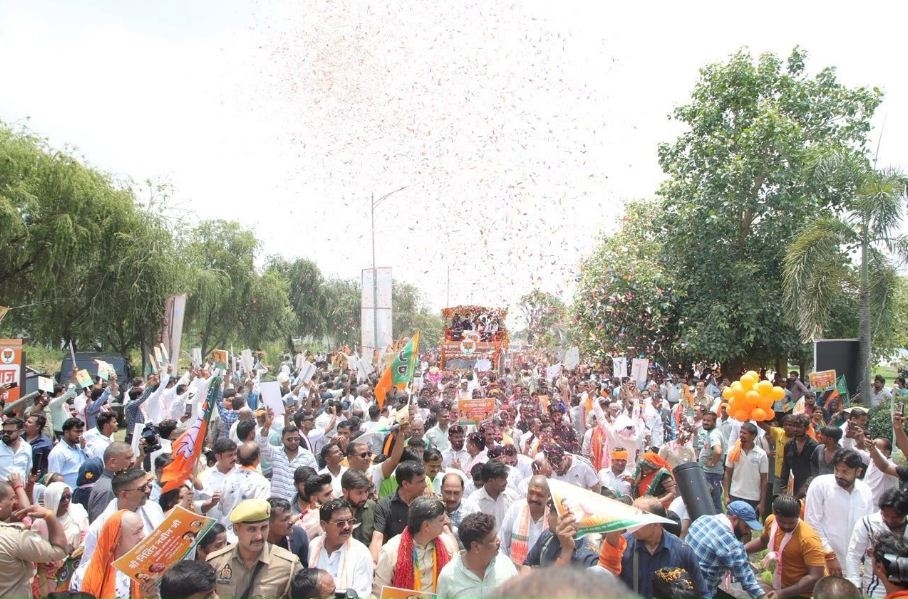 रोड शो में उमड़ा कार्यकर्ताओं का हुजूम रोड शो में उमड़ा कार्यकर्ताओं का हुजूम