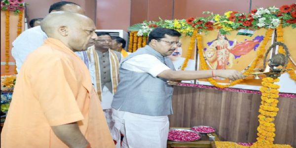 दीप जलाते भाजपा अध्यक्ष नितिन नवीन दीप जलाते भाजपा अध्यक्ष नितिन नवीन