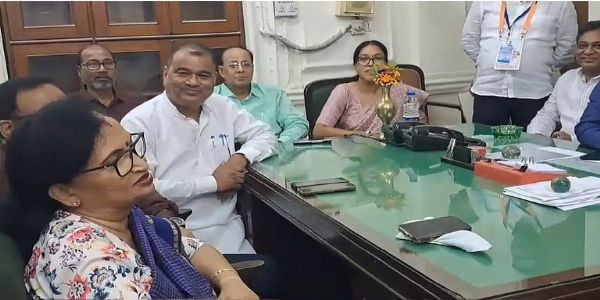 चंद्रिमा भट्टाचार्य की ऋतब्रत गुट संग बैठक चंद्रिमा भट्टाचार्य की ऋतब्रत गुट संग बैठक