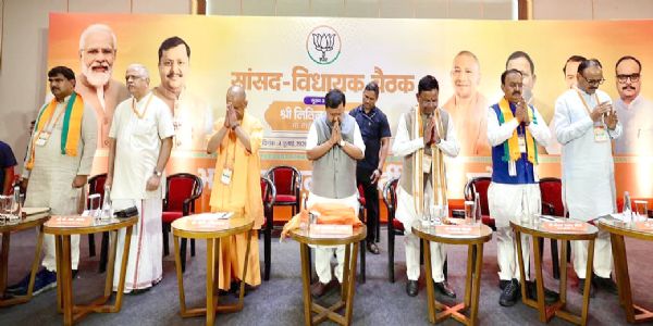 भाजपा के सांसद व विधायकों के साथ बैठक करते नितिन नवीन भाजपा के सांसद व विधायकों के साथ बैठक करते नितिन नवीन