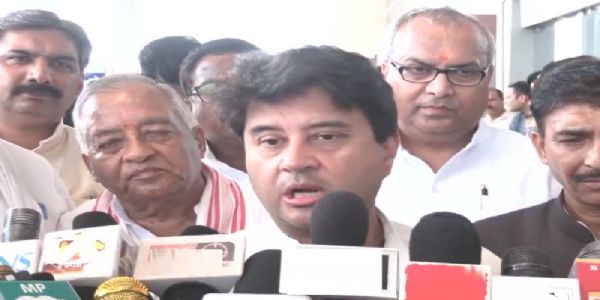 ग्वालियर में मीडिया से बात करते हुए सिंधिया ग्वालियर में मीडिया से बात करते हुए सिंधिया