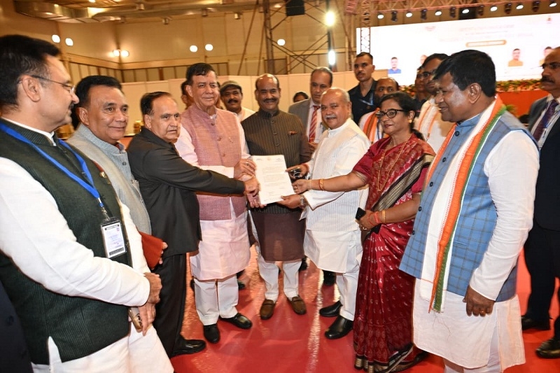 लोकसभा अध्यक्ष को मप्र विधानसभा अध्यक्ष तोमर की अध्यक्षता में गठित समिति ने सौंपी 11 बिंदुओं की गई अनुशंसाएं लोकसभा अध्यक्ष को मप्र विधानसभा अध्यक्ष तोमर की अध्यक्षता में गठित समिति ने सौंपी 11 बिंदुओं की गई अनुशंसाएं