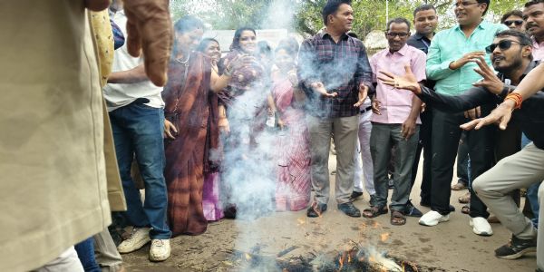 नकटी में 85 घरों पर कार्रवाई के विरोध में कांग्रेस का प्रदर्शन, सीएम साय का पुतला दहन