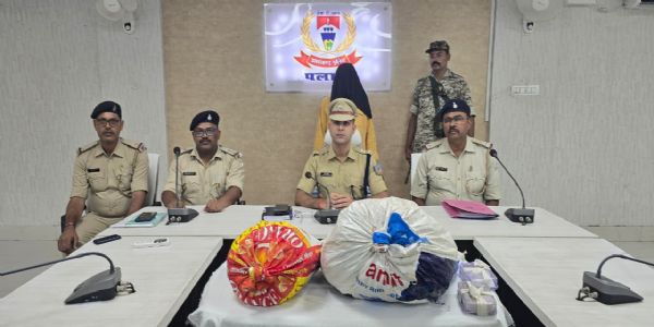 ऑपरेशन प्रहार : पलामू में 21 किलो गांजा के साथ दुकानदार सहित दो गिरफ्तार