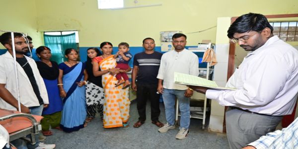 लावालौंग प्रखंड कार्यालय का उपायुक्त ने किया औचक निरीक्षण