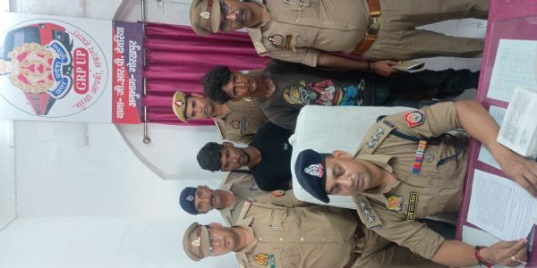 देवरिया रेलवे स्टेशन पर दो शातिर चोर गिरफ्तार, 08 लाख का चोरी का सामान बरामद