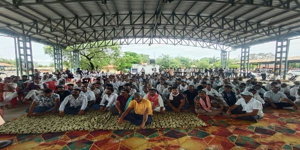 हरदा में मूंग खरीदी को लेकर किसानों का अनिश्चितकालीन धरना शुरू, खरीदी सीमा बढ़ाने की मांग