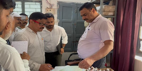 डीएम का हलिया सीएचसी पर औचक निरीक्षण, एमओआईसी की अनुपस्थिति पर प्रतिकूल प्रविष्टि के निर्देश