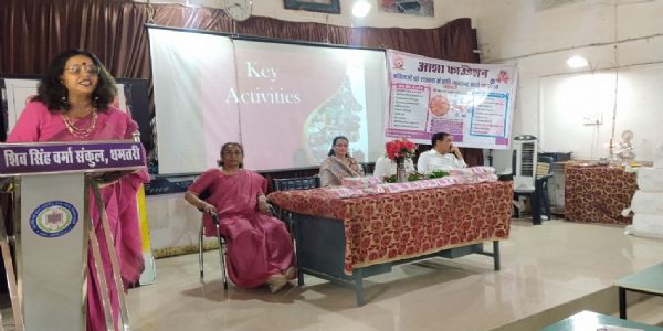 पिंक लेडी आशा शर्मा ने 350 छात्राओं को बांटे रियूजेबल सेनेटरी पैड