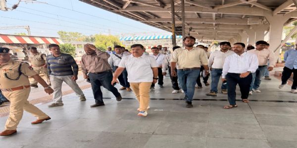 फतेहपुर रेलवे स्टेशन का अपर मंडल रेल प्रबंधक ने किया निरीक्षण