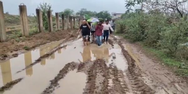 सक्ती : सड़क नहीं होने से कीचड़ और नदी पार कर निकली अंतिम यात्रा