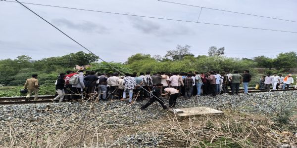 सरकारी नौकरी की खुशी मातम में बदली; बेटे को नियुक्ति पत्र मिलने के कुछ ही देर बाद पिता की ट्रेन हादसे में मौत